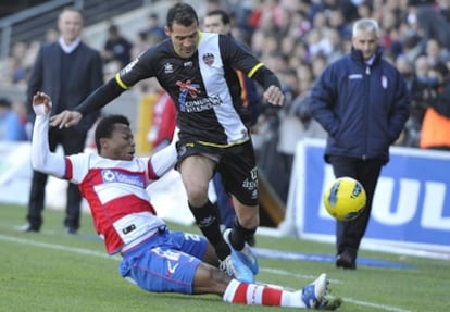 Uche, del Granada, entra a Juanfran, del Levante.