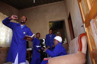 Moses Dlomo celebra el domingo de Pascua confinado en su casa junto a su familia, en Pretoria, Sudáfrica. El país africano seguirá así hasta el 23 de abril para intentar evitar el contagio por coronavirus.