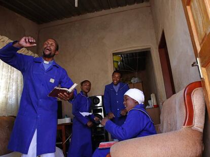 Moses Dlomo celebra el domingo de Pascua confinado en su casa junto a su familia, en Pretoria, Sudáfrica. El país africano seguirá así hasta el 23 de abril para intentar evitar el contagio por coronavirus.