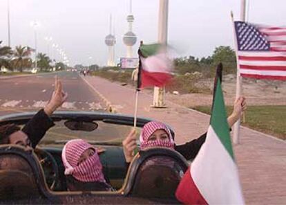 Jóvenes kuwaitíes celebran el aniversario de la liberación en las calles.