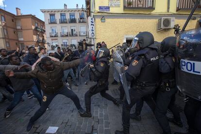 Un grupo de inmigrantes se enfrentan con la policía en el barrio madrileño de Lavapiés, durante la concentración de apoyo al mantero fallecido Mame Mbaye, el 16 de marzo de 2018.