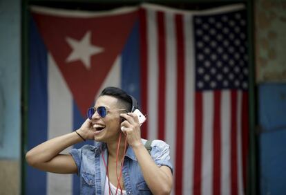 Un joven cubano habla por teléfono.