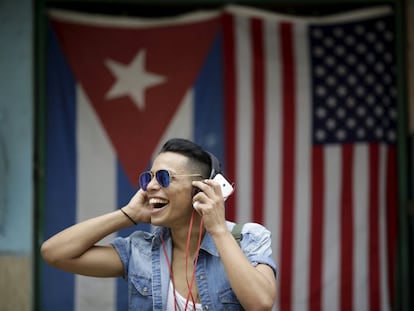 Un joven cubano habla por teléfono.