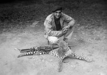 Donald Anderson con una pantera cazada.