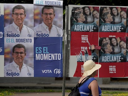 Carteles electorales de PP y PSOE compartiendo valla, el 7 de julio en Gijón.