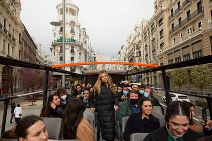 La firma presenta sus nuevos dispositivos de la gama Galaxy A en España junto a su nueva embajadora, la cantante Ana Mena, que desde un autobús fotografió los lugares más emblemáticos de la ciudad.
