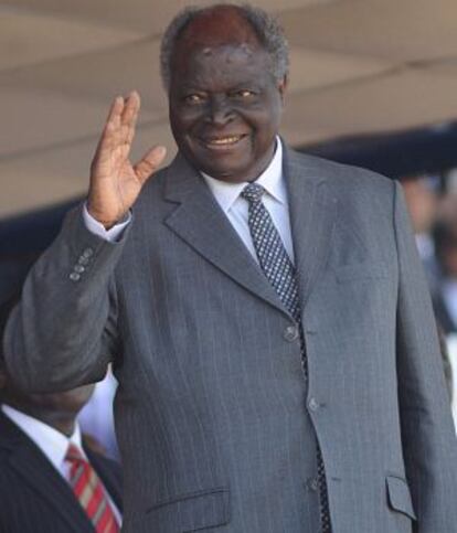 El presidente de Kenia, Mwai Kibaki, saluda durante un acto en Nairobi, el pasado 12 de diciembre.