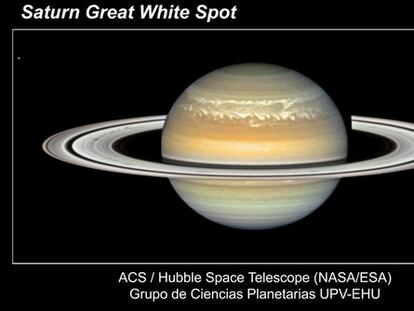 Imagen de la colosal tormenta en el planeta de los anillos fotografiada en marzo de 2011 por el telescopio espacial <i>Hubble</i>.