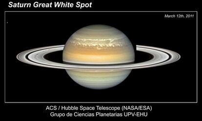 Imagen de la colosal tormenta en el planeta de los anillos fotografiada en marzo de 2011 por el telescopio espacial <i>Hubble</i>.