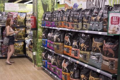 Una mujer, en la sección de alimentos para mascotas en una tienda de Sevilla.