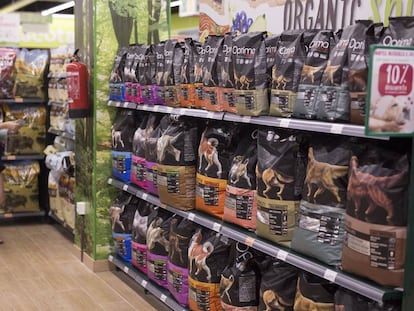 Una mujer, en la secci&oacute;n de alimentos para mascotas en una tienda de Sevilla.