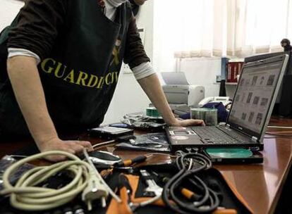 Un agente de la Guardia Civil de Álava investiga delitos cometidos a través de Internet.