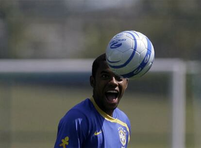 Robinho juega con el balón en un entrenamiento con la selección de Brasil el viernes pasado en Teresópolis.