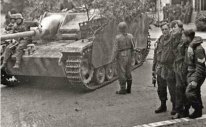 Un cañón autopropulsado alemán junto a unos paracaidistas capturados en Arnhem.