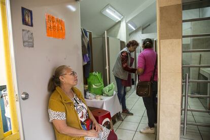 Los baños de una unidad deportiva en la Colonia Guerrero, permanecen abiertos a pesar del corte, Leonor, una trabajadora del lugar, comenta que tuvieron que almacenar agua para no cerrar y así evitar perder su sueldo por los días no trabajados.