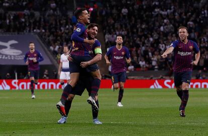 El centrocampista del Barcelona, Philippe Coutinho, celebra su gol junto a sus compañeros.