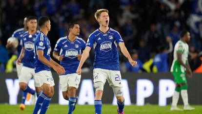 Andrés Llinás, de Millonarios, celebra su gol en el empate 1-1 frente a Atlético Nacional en el partido de vuelta de la final del fútbol colombiano en el estadio El Campín de Bogotá.