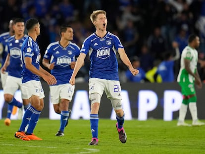 Andrés Llinás, de Millonarios, celebra su gol en el empate 1-1 frente a Atlético Nacional en el partido de vuelta de la final del fútbol colombiano en el estadio El Campín de Bogotá.