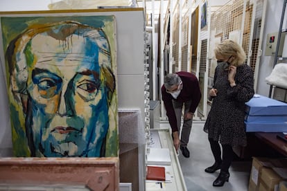 Lola Campos, concejala de Cultura del Ayuntamiento de El Puerto de Santa María (Cádiz) y Enrique Pérez, secretario de la Fundación Rafael Alberti, revisan la semana pasada los fondos del archivo junto a un retrato del poeta pintado por Oswaldo Guayasamín.