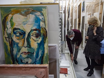 Lola Campos, concejala de Cultura del Ayuntamiento de El Puerto de Santa María (Cádiz) y Enrique Pérez, secretario de la Fundación Rafael Alberti, revisan la semana pasada los fondos del archivo junto a un retrato del poeta pintado por Oswaldo Guayasamín.