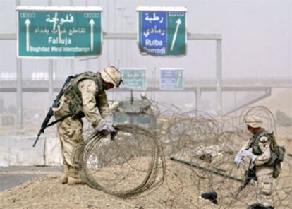 <i>Marines</i> retiran las alambradas colocadas en torno a Faluya.