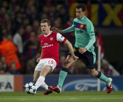 Wilshere y Busquets, durante el partido de ida entre el Arsenal y el Barça.