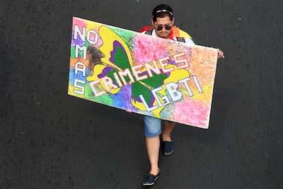 "No más crímenes LGTBI", la necesaria pancarta de la marcha de El Salvador, 2017.
