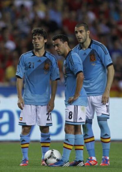 Silva, Xavi y Negredo preparan el lanzamiento de una falta.