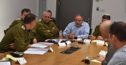 Avigdor Lieberman (centro) en una reunión en Tel Aviv el lunes.