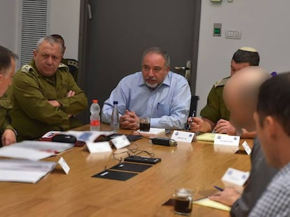 Avigdor Lieberman (centro) en una reunión en Tel Aviv el lunes.
 