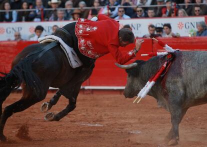 El rejoneador español Pablo Hermoso de Mendoza lidia su primer toro durante la segunda corrida de la Temporada Grande 2017-2018, en la Plaza de Toros México, en Ciudad de México (México).