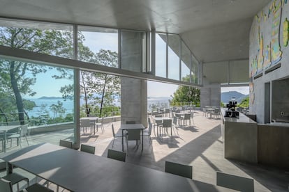 Terraza-mirador sobre el mar de Seto del nuevo Museo de Arte de Naoshima.