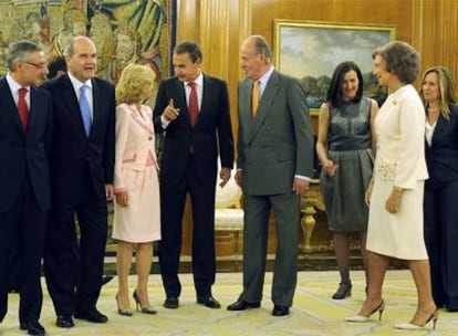 De izquierda a derecha, José Blanco, Manuel Chaves, Elena Salgado, José Luis Rodríguez Zapatero, el Rey, Ángeles González-Sinde, la Reina y Trinidad Jiménez departen en La Zarzuela.