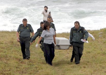La policías traslada el cuerpo de la víctima