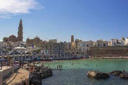 A una hora por carretera de Bari, en la región italiana de Apulia, Monopoli ha sabido conservar su encanto y sus tradiciones. Su casco antiguo medieval, con restos de la muralla construida por los griegos que fundaron aquí un asentamiento en el siglo V antes de Cristo, da fe de las distintas civilizaciones que han habitado este rincón de Italia: ostrogodos, bizantinos, normandos, franceses y españoles. Entre sus atractivos, además de sus 25 calitas bañadas por las aguas cristalinas del mar Adriático, destaca la catedral de la Madonna della Madia y el castillo de Carlos V, levantado por orden del emperador español. Este bucólico pueblo de pescadores es un destino de moda para los italianos del norte, pero fuera del país sigue siendo una joya por descubrir.