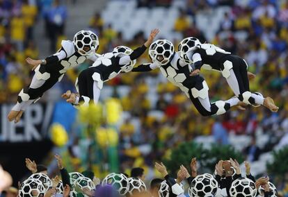 Los artistas se lanzan al aire durante la ceremonia de apertura en el estadio de Corinthians.
