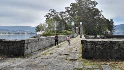 Visitantes en la deshabitada isla de San Simón.