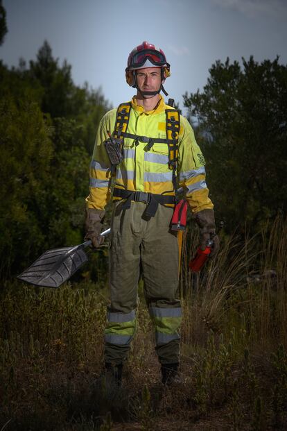 El bombero forestal Carlos Gramage, con el batefuego y la antorcha de goteo con que sofocan las llamas.