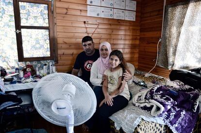 Una familia de refugiados iraquíes posan en su casa de PIKPA, en la isla de Lesbos (Grecia).
