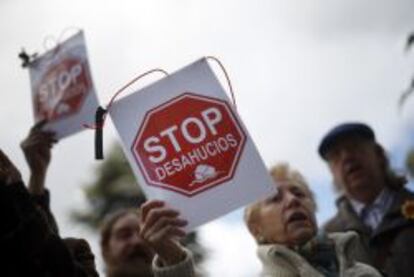 Manifestante protestando contra los desahucios.