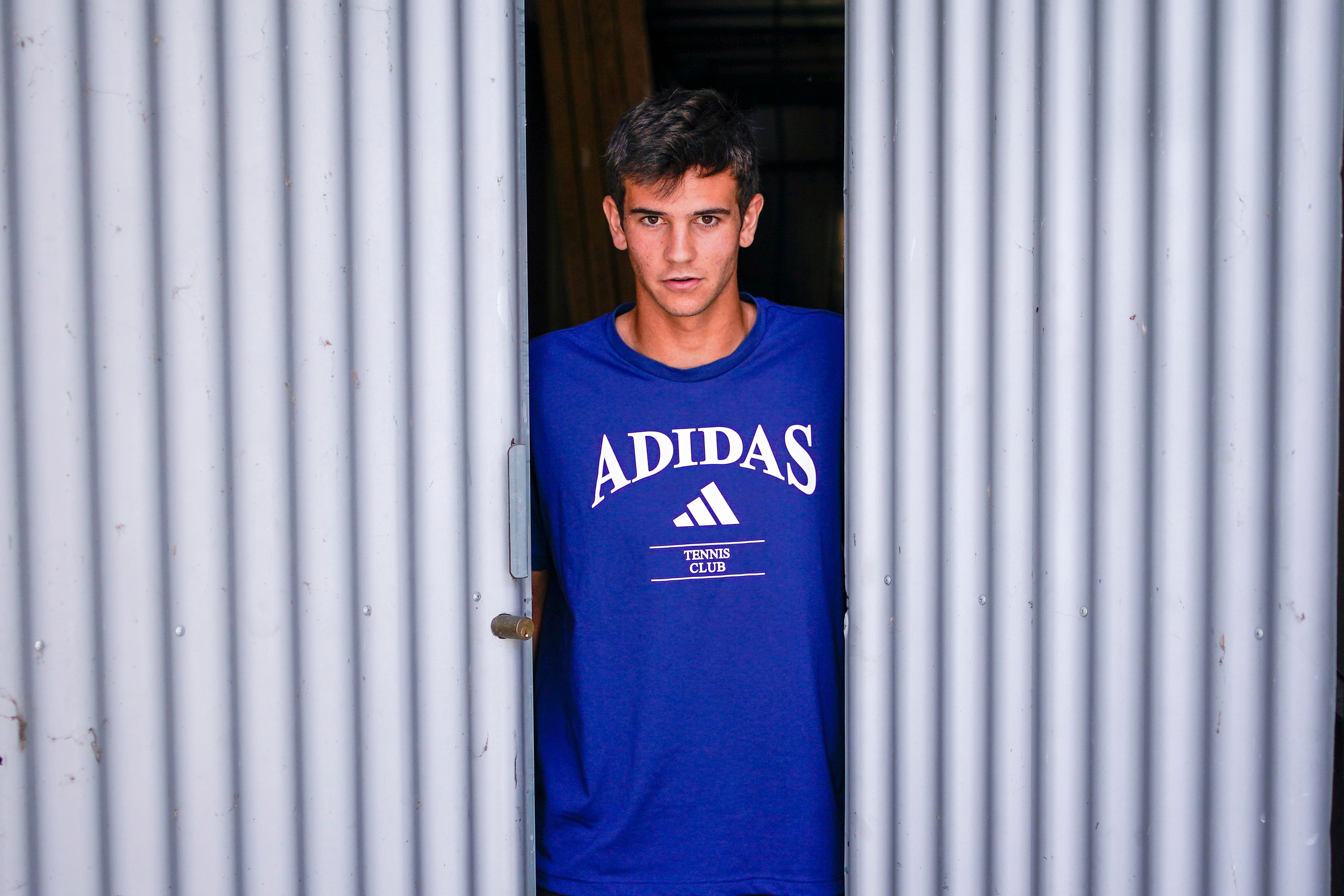 El tenista español Rafa Jódar posa en la Caja Mágica en Madrid.