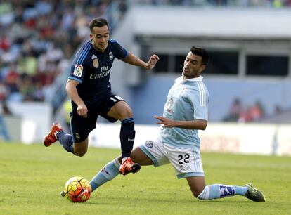 El defensa del Celta Gustavo Cabral pelea un balón con el delantero del Real Madrid Lucas Vázquez durante el partido disputado esta tarde en el estadio de Balaídos.