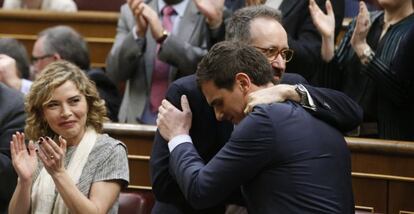 El presidente de Ciudadanos, Albert Rivera (d), es felicitado por el diputado de su formación Juan Carlos Girauta (c), en presencia de la diputada de Ciudadanos Marta Martín (i).