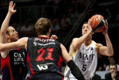 Prigioni intenta un pase durante el partido