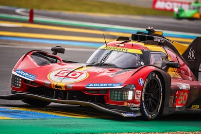 El Ferrari manejado por Miguel Molina, Antonio Fuoco y Nicklas Nielsen en las 24 horas de Le Mans.