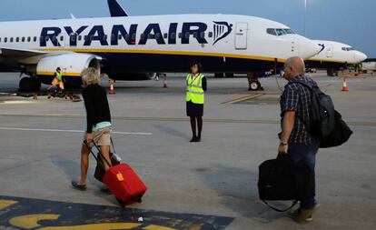 Pasajeros de Ryanair, a pie de pista y con equipaje de mano, durante un embarque en el aeropuerto de Londres-Stansted. 