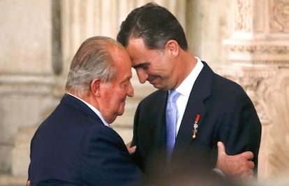 Juan Carlos I y su hijo Felipe, en la ceremonia de abdicación en junio de 2014.