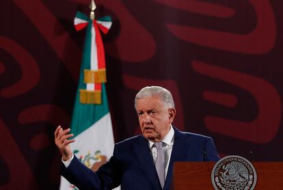 López Obrador habla durante la rueda de prensa matutina de este martes en el Palacio Nacional de Ciudad de México.