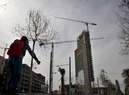 El hotel Habitat Sky, del arquitecto Dominique Perrault, en construcción en Barcelona.