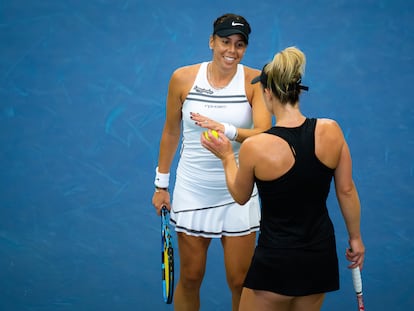 Giuliana Olmos, de blanco, junto a Gabriela Dabrowski, en el US Open.